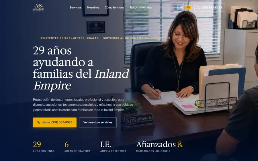 La portada de un sitio de servicios legales, en tono papel